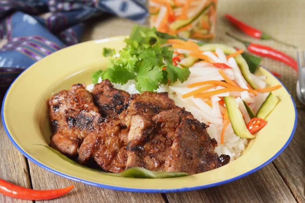 Le Bai Sach Chrouk est un plat de riz brisé avec du porc grillé.